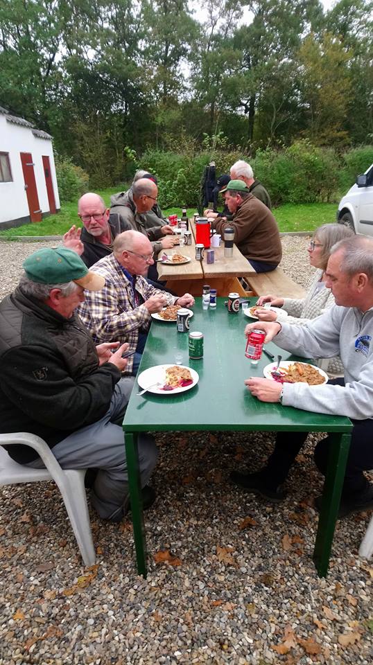 Fælles middag i gårdspladsen "Jægergryde" tirsdag