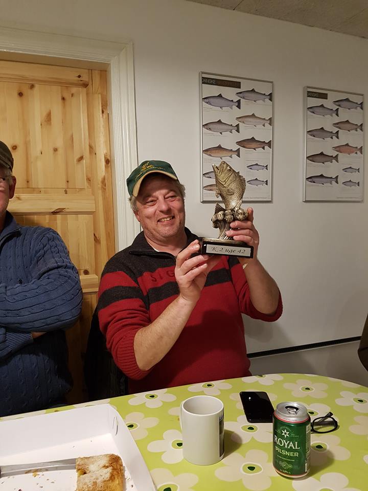 Stig med pokal fra uge 42