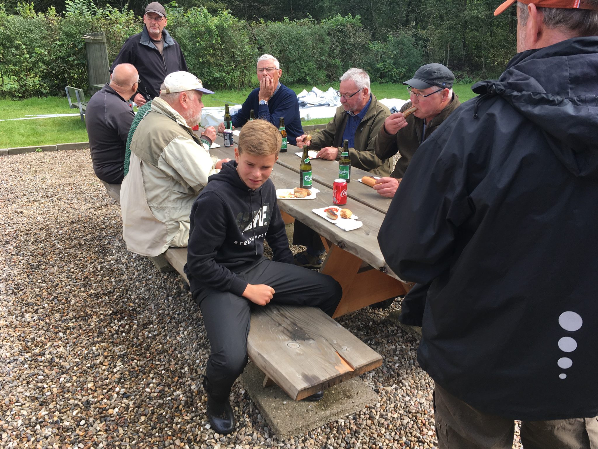 Medlemmerne hygger sig ved bordet