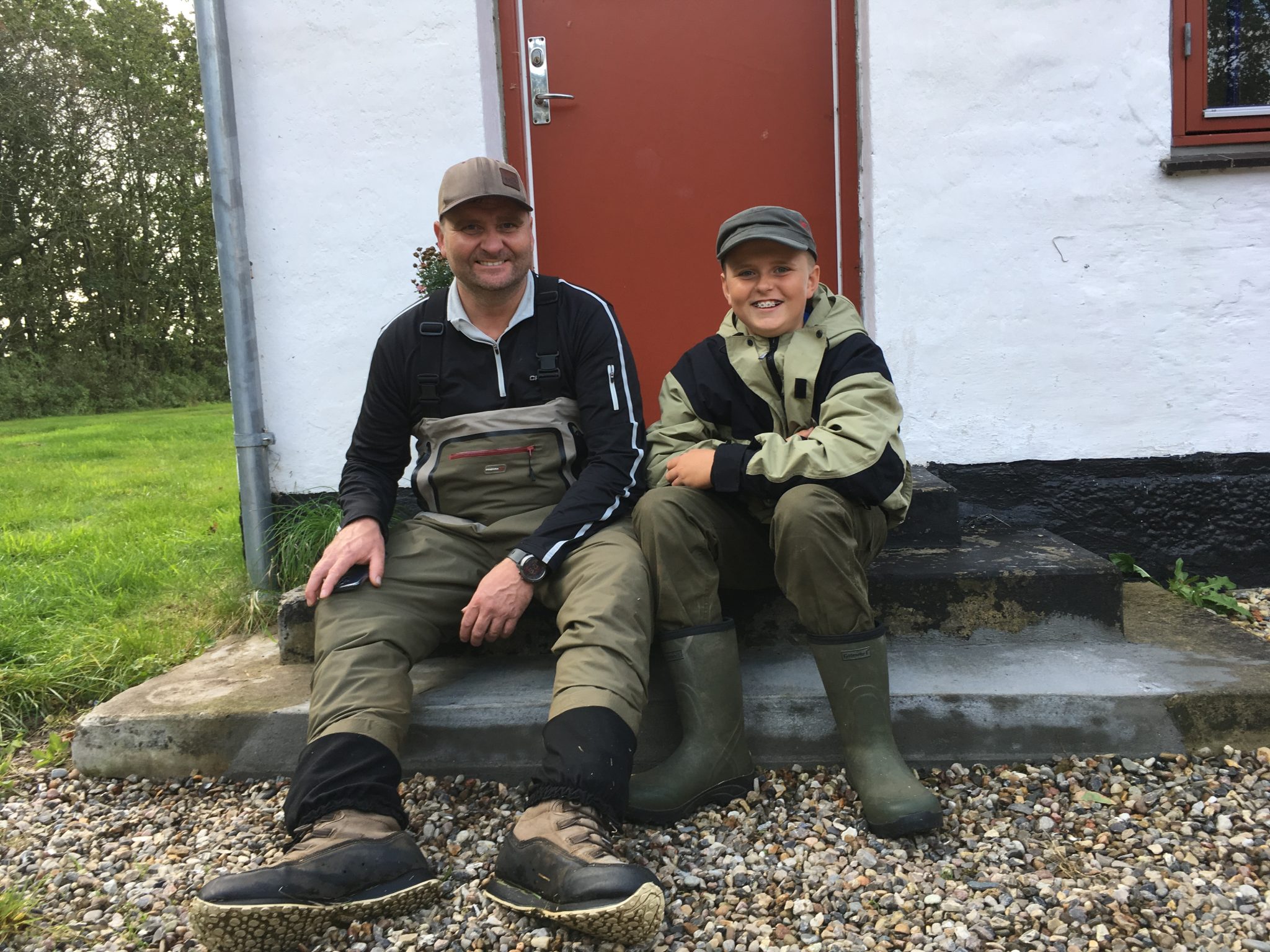 Marco og Wilhelm slapper af på trappen