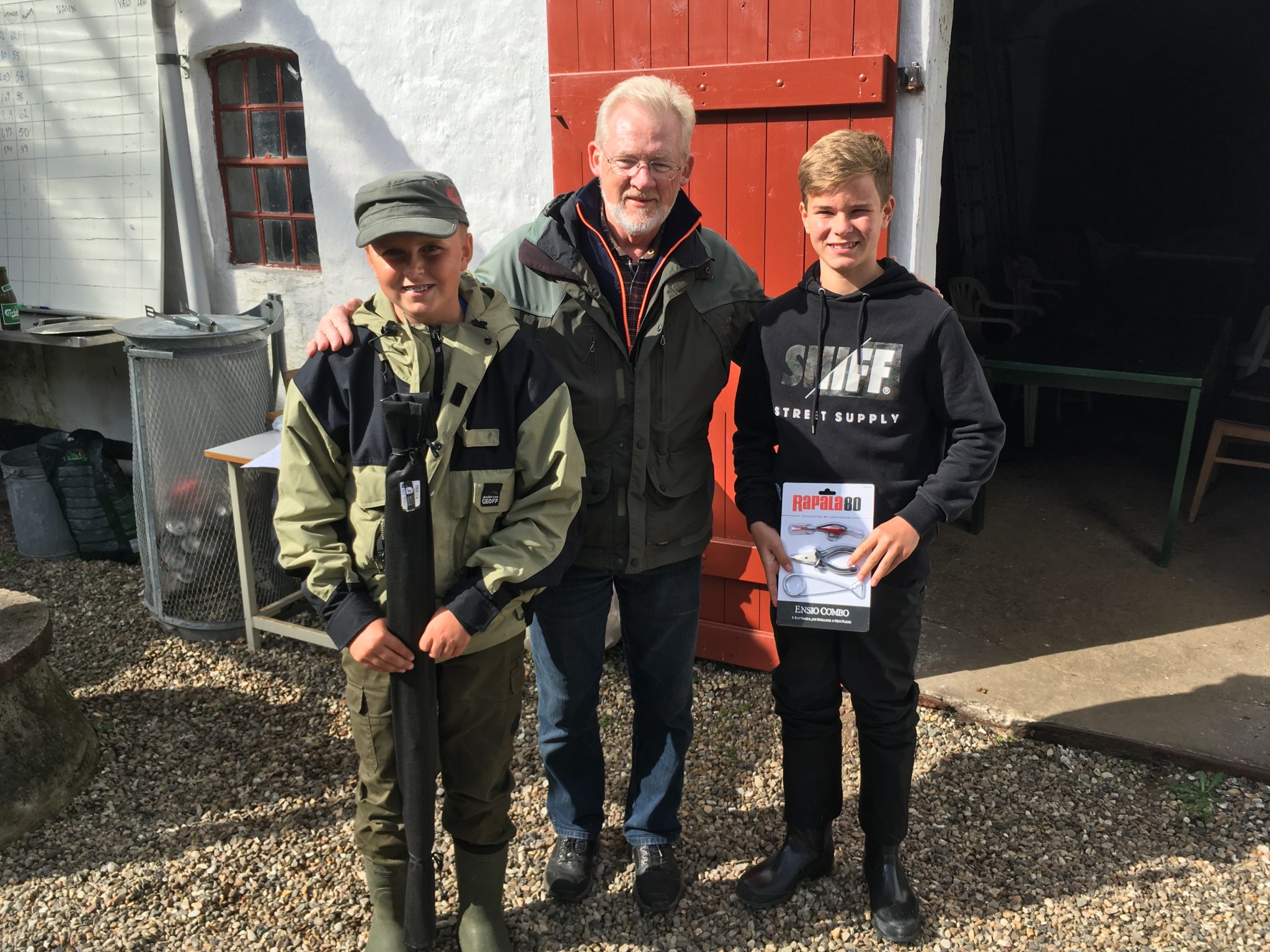 Juniorerne Wilhelm Sønnichsen og Lasse Riggelsen modtager præmie for deltagelse